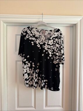 Chico's Black & White Floral V-Neck Short Sleeve Top